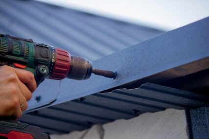 a man repairs the roof tightens the self tapping 2023 11 27 04 56 29 utc Mantenimiento de empresas